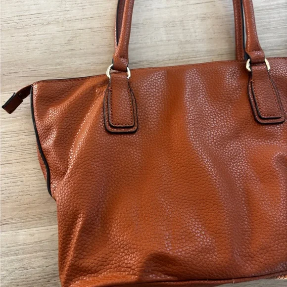 GUESS Tote - Picture 6 of 10